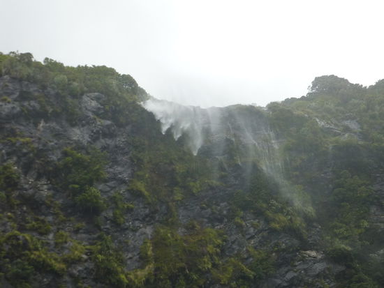 Nicht mal die Wasserfaelle wollten fallen! Der Wind war so stark, er blies das Wasser wieder hoch!