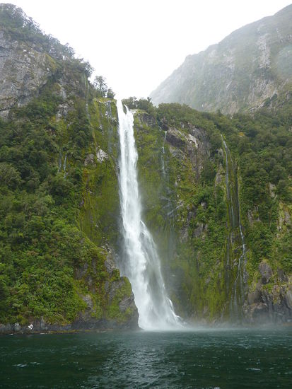 Da muss man schon ein groesserer sein, wenn man sein Wasser nach unten bringen will!