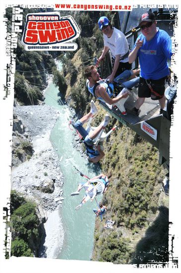 Hier ist ein Bildchen von Chris, damit ihr mal ne Vorstellung davon habt, wie der Canyonswing geht.
Auf Youtube gibt's auch jede Menge Videos: canyon swing chair eingeben - da findet ihr sie!