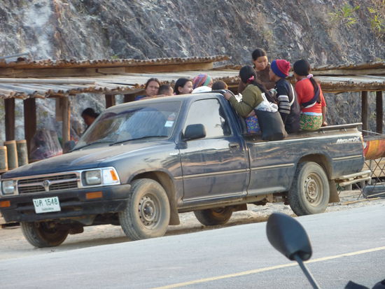 Das schonmal beschriebene Taxi im Thai-Style...