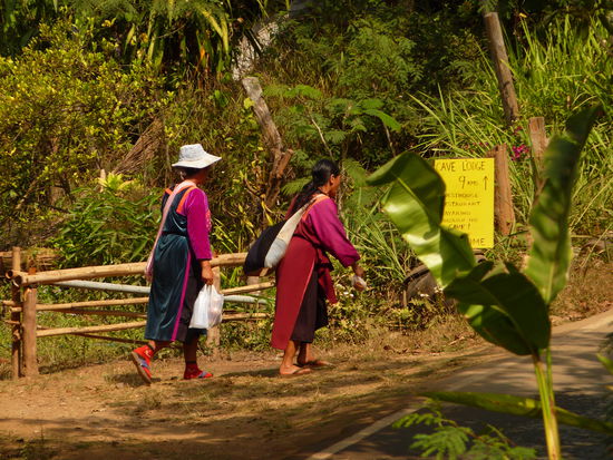 Frauen eines Bergstamms in ihrer Tracht