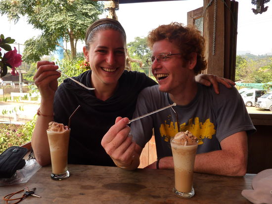 Geburtstagskind  Man beachte, dass ich einen Loeffel bekommen habe und Jan nur ein Stoekchen. (Wir glauben, dass alle Leute im Norden informiert wurden, dass, wenn so ein rothaariger Typ auf nem Motobike vorbeikommt, er auf jedenfall nicht das serviert kriegt was er bestellt und auch sonst immer gedisst wird  )