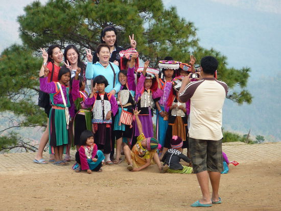 Die Kinder warten an nem Aussichtspunkt in ihren traditionellen Kleidern auf Touris und lassen sich fuer ein paar Bat mit ihnen fotografieren. Dank meiner guten Kamera kann ich solche Szenen aus dem Hintergrund beobachten (Mama und Papa, wiedermal dankeschoen!!!)