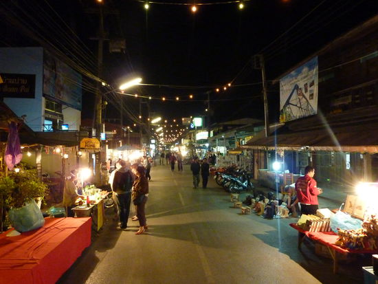 Eine der Nachtmarktstrassen von Pai. Leider hab ich es versaeumt sie zu fotografieren, als sie noch voller Menschen war! Da hatten sie schon fast alles abgebaut...