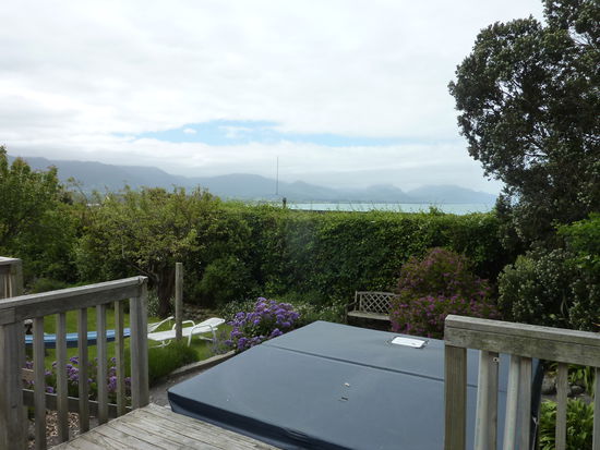 Der Whirlpool ist gerade abgedeckt und das Wetter bedeckt. Aber geile Aussicht!