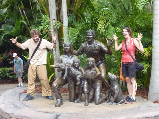 Das Bild hat glaub auch jeder ausser mir! Steve Irvine mit seiner Familie und Pat und Alice.....