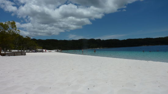 Der Strand hat eine sehr hohe Quarzkonzentration, sehr fein und das Wasser einen sehr niedrigen Ph-Gehalt. Deshalb leben dort keine ekligen Viecher drin und man kann endlich mal unbeschwert im Wasser rumhaengen.