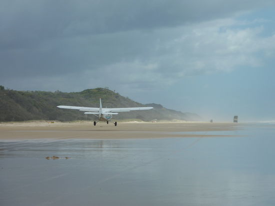 Das coolste an der Sache ist wohl, dass die Start und Landebahn auch der Strand ist!!!