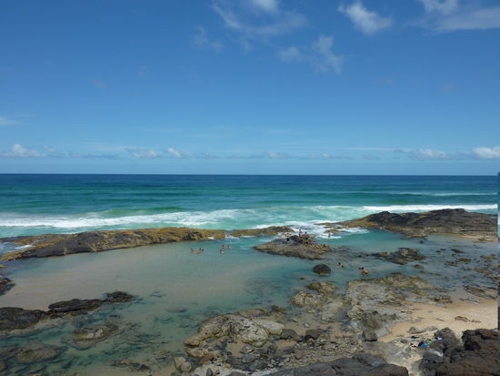 Die Champaign Pools: 
Das offene Meer ist durch Felsen abgetrennt und so ist hier ein natuerlicher Pool in den die Haie nicht reinkoennen.