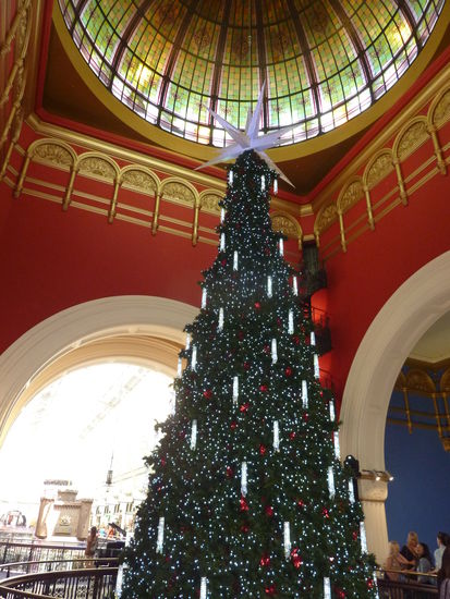 Weihnachtsvorboten von Swarovsky in einer der schicken Malls. Ich sag nur, man fuehlt sich richtig sch.... und runter gekommen, wenn man sich mal ne Stunde dort rumtreibt!