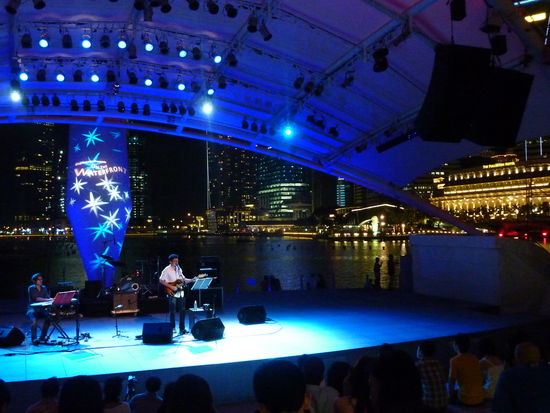 Die Musik und diese imposante Skyline im Hintergrund, angenehm warm und ein Bier...