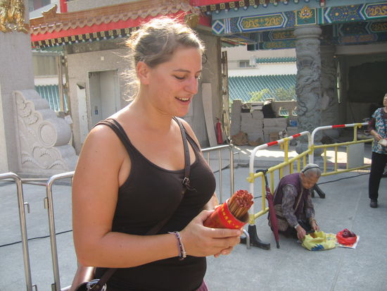 Man muss so lange schuetteln, bis eines der Staebchen rausfaellt und dann die Zahl interpretieren lassen, die da drauf steht. Ich sag nur, das dauert und waehrend ich schuettelte hat sich ne japanische Reisegruppe um uns versammelt und die Fuehrerin hat kommentiert was und WIE ich das mache. Alle haben gelacht (hat sich eher angefuehlt wie mich ausgelacht!) und dann Beifall geklatscht, als das Staebchen endlich rausfiel! Gott...  Zum Glueck war Rick nicht schneller als ich und ich nicht ganz so bloss gestellt!!!