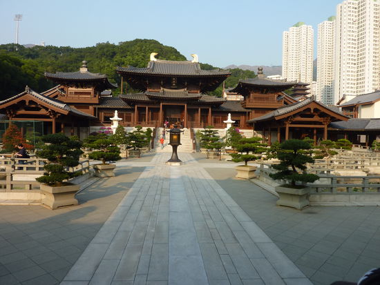 Und weiter ging's zu nem buddhistischen Tempel - und da standen wir - wieder vor einem Bhudda, wie in den Himalayas, so viele Monate spaeter! Verrueckt!!!