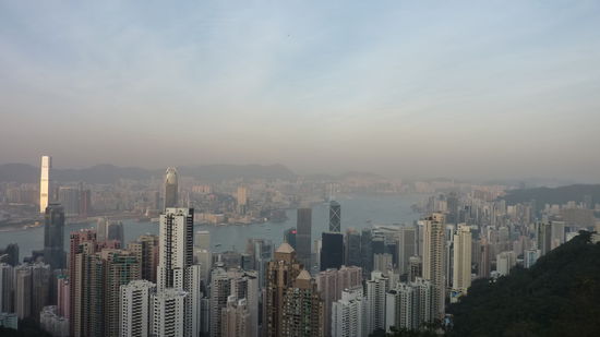 ...und die Stadt mit dem Fernglas ausspionieren! Ob die Leute wohl wissen, dass man ihnen tatsaechlich in die Wohnung schauen kann?! 