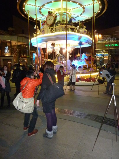 Das Chinesen gerne fotografieren wissen wir ja schon! Aber wie gerne konnten wir kaum glauben!
Besonders kitschiger Weihnachtsschmuck steht ganz hoch im Kurs! Da wird das Stativ aufgebaut und das Plastikpferdchen mal von allen Seiten portraetiert!  
Fuer uns war's amuesant!