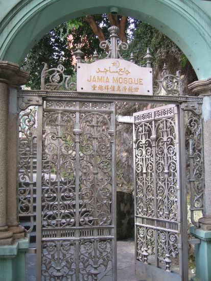 Mitten zwischen Hochhaeusern und Gewimmel entdecken wir diese uralte Moschee!
