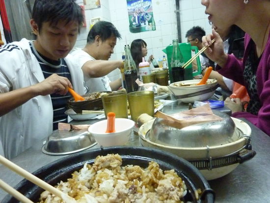 Man registriere bitte, dass das vorne im Bild unser Essen = unser Tisch ist! 30 Tische, wo bei uns 5 stehen wuerden!