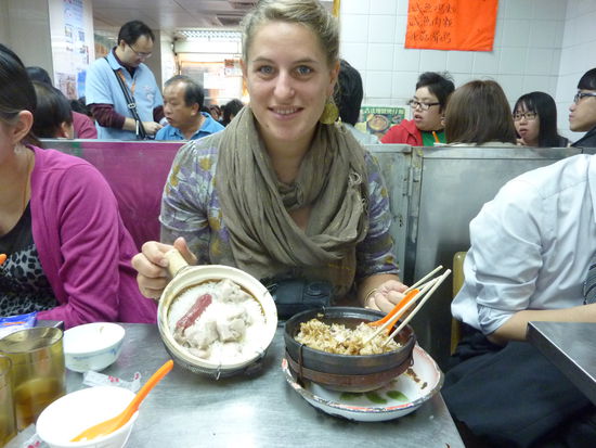 Ich hab natuerlich schon wieder vergessen wie das hiess, aber es ist sehr lecker und traditionell fuer Hong Kong!
Wir standen ne halbe Stunde an, um da rein zu kommen!