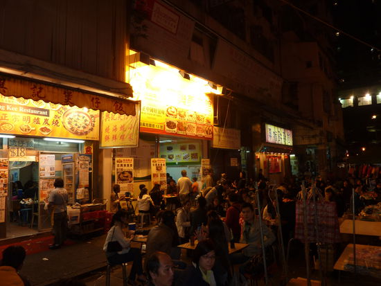 Essen und Bier nach dem Fussmarsch!