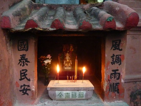 Direkt neben den Kirchenruinen ein kleiner chinesischer Tempel