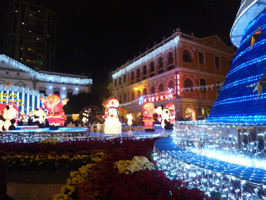 Auf der Suche nach dem Restaurant muessen wir noch einma ueber den Stadtplatz.