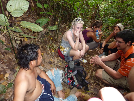 Aber die Stadtmaedels mussten est recht ueber sich hinaus wachsen! Sie waren vorher noch nie wandern und hatten sich das nicht so vorgestellt. Alle 5 Minuten kam die Frage: Yooooo, wann sind wir daaaa? Er sagte immer: noch 50 min! oder noch eine Stufe  Da ist man bei Thais gerade an der richtigen Adresse, wenn man eine zeitliche Einschaetzung will!
Und rechts in orasch haben wir Martin (fuer diejenigen die ihn noch nicht kennen, das ist ein alter Freund meines Bruders (Roman) und einer meiner allgaeuer Jungs  )
Hinter ihm ist Jenny aus Deutschland