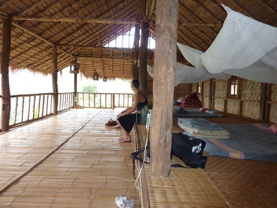 Unsere Schlafplaetze (die weissen Dinger rechts oben sind die Moskitonetze, die nachts runtergelassen werden)