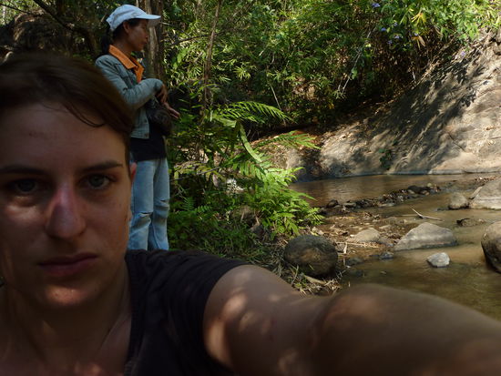 Guuut war ich drauf!!! Krank, sau heiss war's und hinter mir seht Ihr meine beste Freundin, die Fuehrerin!
Ahhh! Das braune war uebrigens der "Wasserfall" zu dem sie uns gebracht hat! Weil sie ueberall so getroedelt hat konnten wir naemlich nicht  mehr zu dem geplanten laufen und so waren wir beim kleinen... 