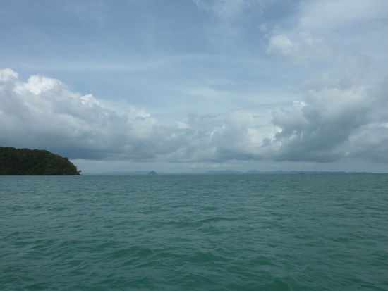 Ich haenge meine Fuesse ueber Bord und geniesse 2 ½ Std. nach Phiphi.