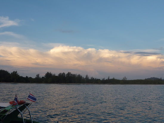 ..beim schicken Sonnenuntergang auf Kho Lanta.