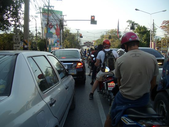 Unterwegs mit dem Moped in der Stadt.