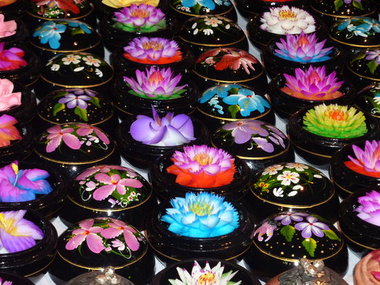 Geschnitzte und bemalte Seifenstuecke