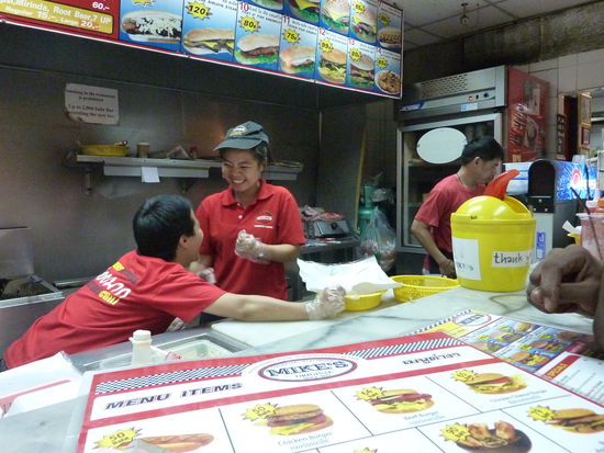 Die hatten ihren Spass mitten in der Nacht und 30 Touris vor der Theke!