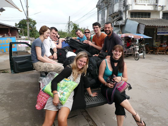 10 Leute + Gepaeck auf der Ladeflaeche! "no problem miss!"
"mhm..." 