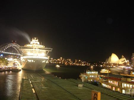 Eines Abends am Hafen...
Die "Sapphire Princess" - ein riesen Kreuzfahrtschiff - im Hafen von Sydney