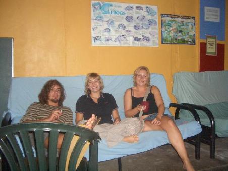 Nach der Arbeit im Hostel "abhaengen" - hier mit Andrea und Bene.