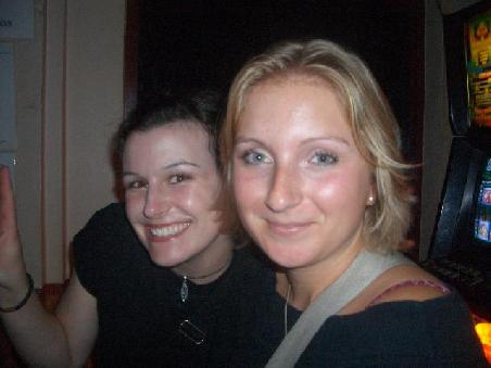 Ach ja, und EINEN Pub gibt es auch hier in Tully - hier Dana (links) und Andrea.