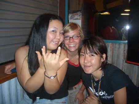 Mit meinen Hostelzimmerbewohnern Mi aus Sued Korea/Seoul (links) und Miko aus Japan.