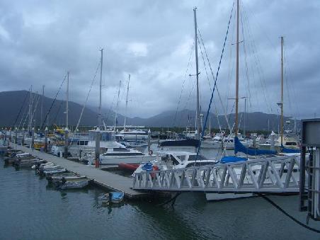 Der Jachhafen in Cairns und dahinter die Berge.
Meiner Meinung nach ein wunderbares Bild. Naja, die Sonne koennte wenigstens ein bisschen scheinen.