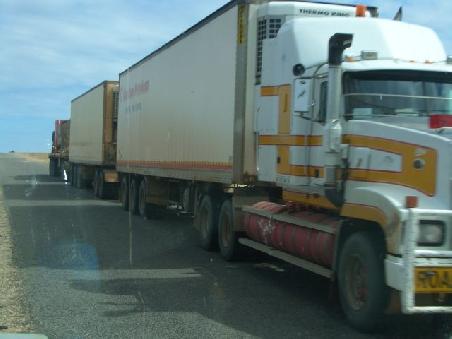 ...ein mittlerer Roadtrain.
Diese haben 3 Haenger, 64 Reifen (davon 4 Reserve...), und 26 Gaenge!