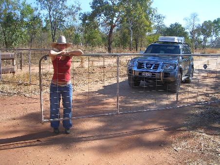 Mein erstes und auch letztes Gate @ Coodardie Station in Mataranka.
Mit neuem Hut & Johns 4WD im Hintergrund.
(Das auf dem Dach ist uebrigens ein Zelt - kein Skikontainer )