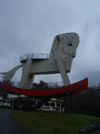 The world's biggest rocking horse!
(Hier siehts allerdings irgendwie klein aus...)