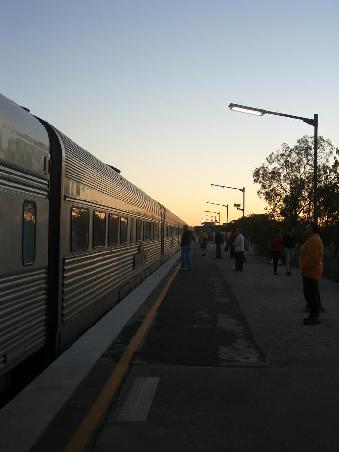 "Indian Pacific" in Broken Hill bei Sonnenuntergang.