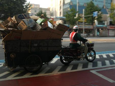 typisch für Seoul... oft auch mit Fahrrad davor...