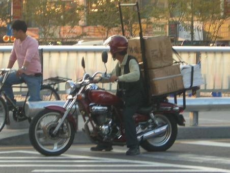 habe leider kein wirklich vollgepacktes Motorrad erwischt.... aber ich denke allein die Größe dieses Gepäckträgers lässt erahnen, wie viel da drauf passt.