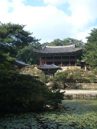 ... besteht aus so vielen Palaesten und hat einen wunderschoenen "Secret Garden".