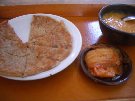 Und hier mein Lunch:
Potato Pancake, Pumkin rice, und sonen super scharfes zeug - keine ahnung was es ist.)