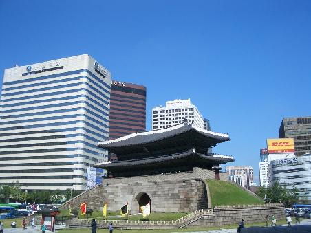 Sungnyemun Gate - MITTEN in der City...