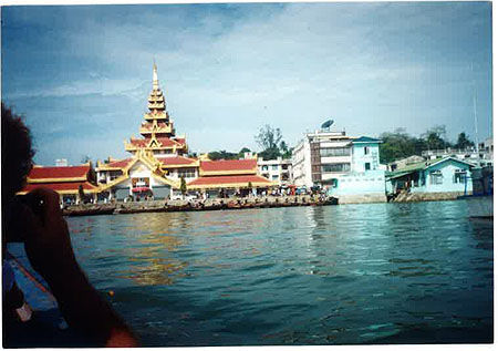 Mit dem Boot nach Myanmar, die Emigration befand sich mitten
auf dem Wasser.Das visum gab es für ganze 5 US Doller,
liegt allerdings schon einige Zeit zurück.