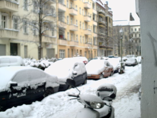 Mein Kiez, mit seinen Mietskasernen am 2.1.2010,
bei diesen Aussichten- kann ich nur von der wohligen Wärme im fernen Thailand träumen.